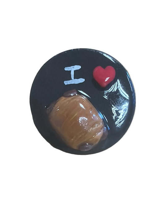 Pin’s chocolatine rond noir fait dans les Landes 
