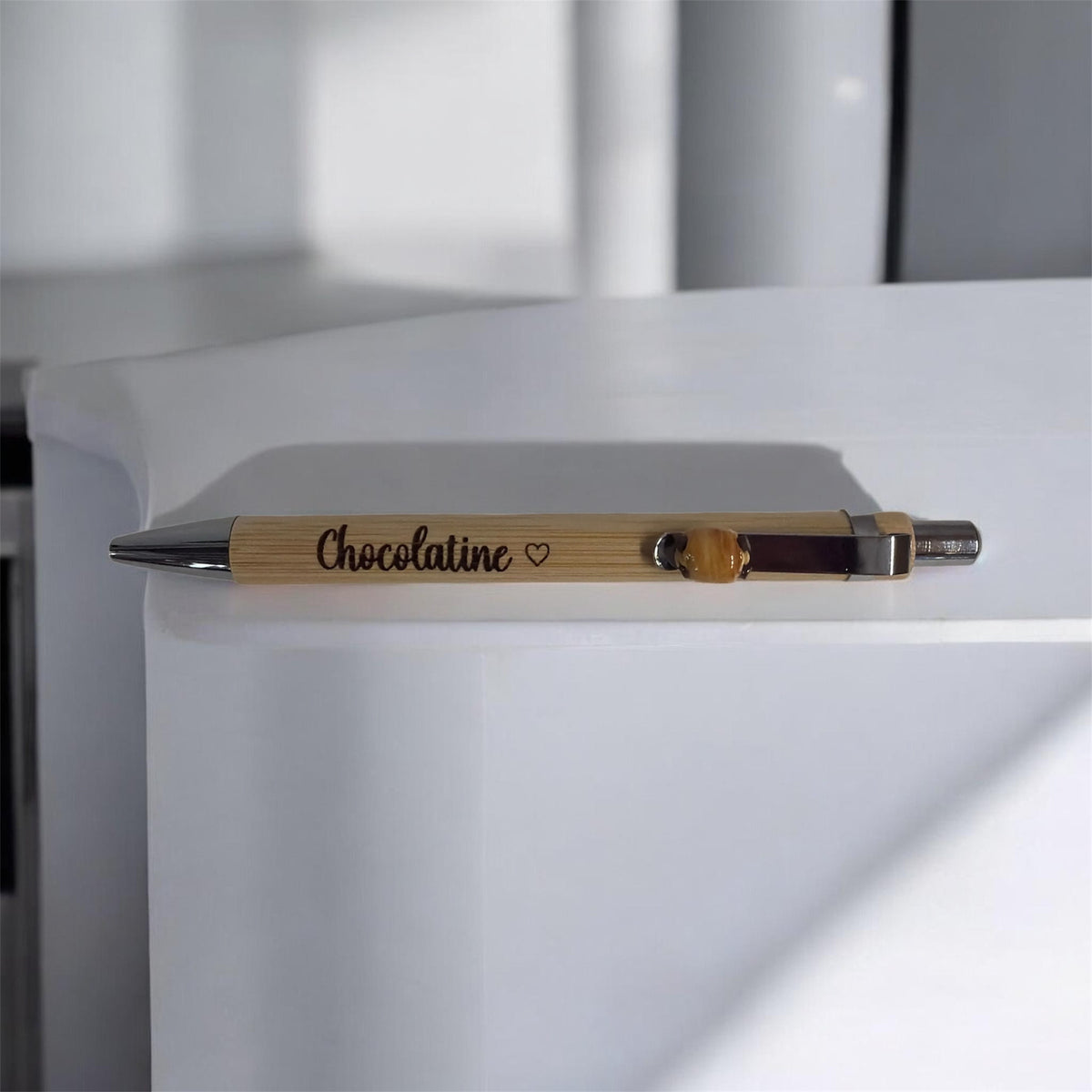 Stylo chocolatine en bois gravé.